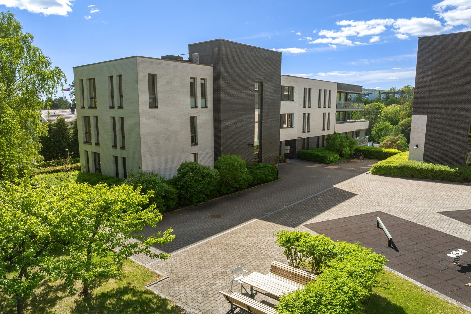 Sameiet består av pene teglsteinsbygg og fine fellesarealer Galleribilde