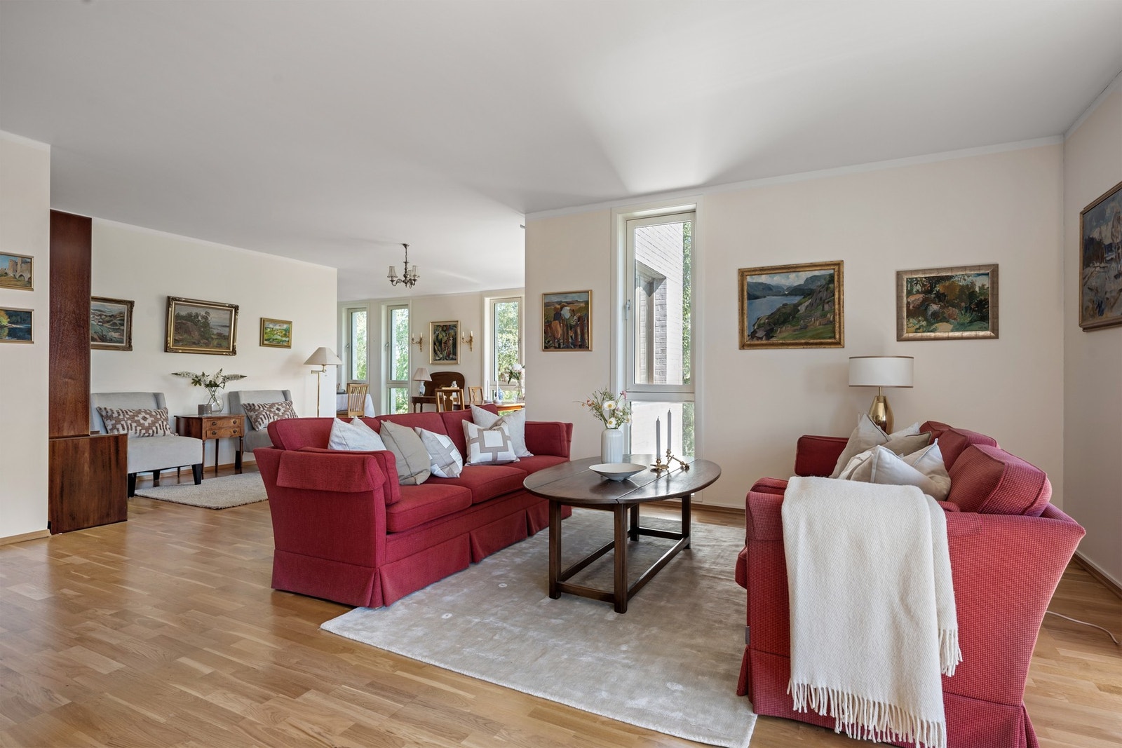 Leiligheten har store vinduer mot tre himmelretninger som sørger for godt lysinnslipp Galleribilde