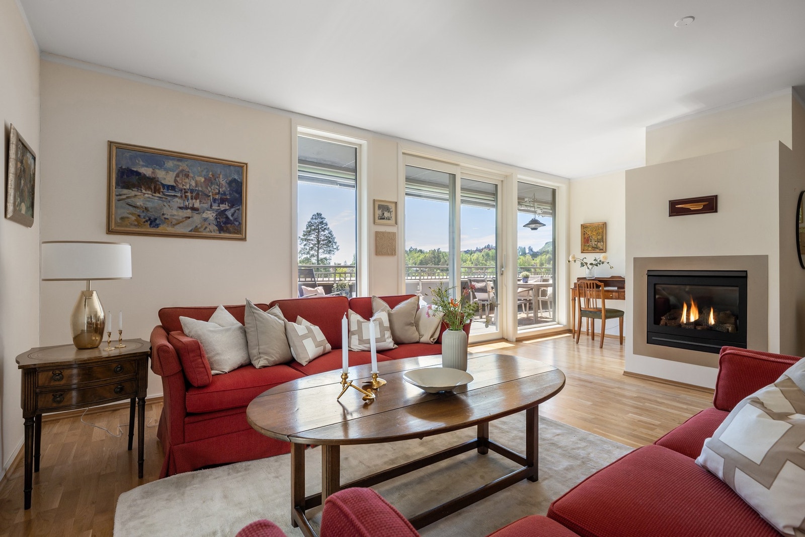 Planløsningen har store stuer, lukket kjøkken og en adskilt soveroms fløy. Dette gir enebolig kvaliteter Galleribilde