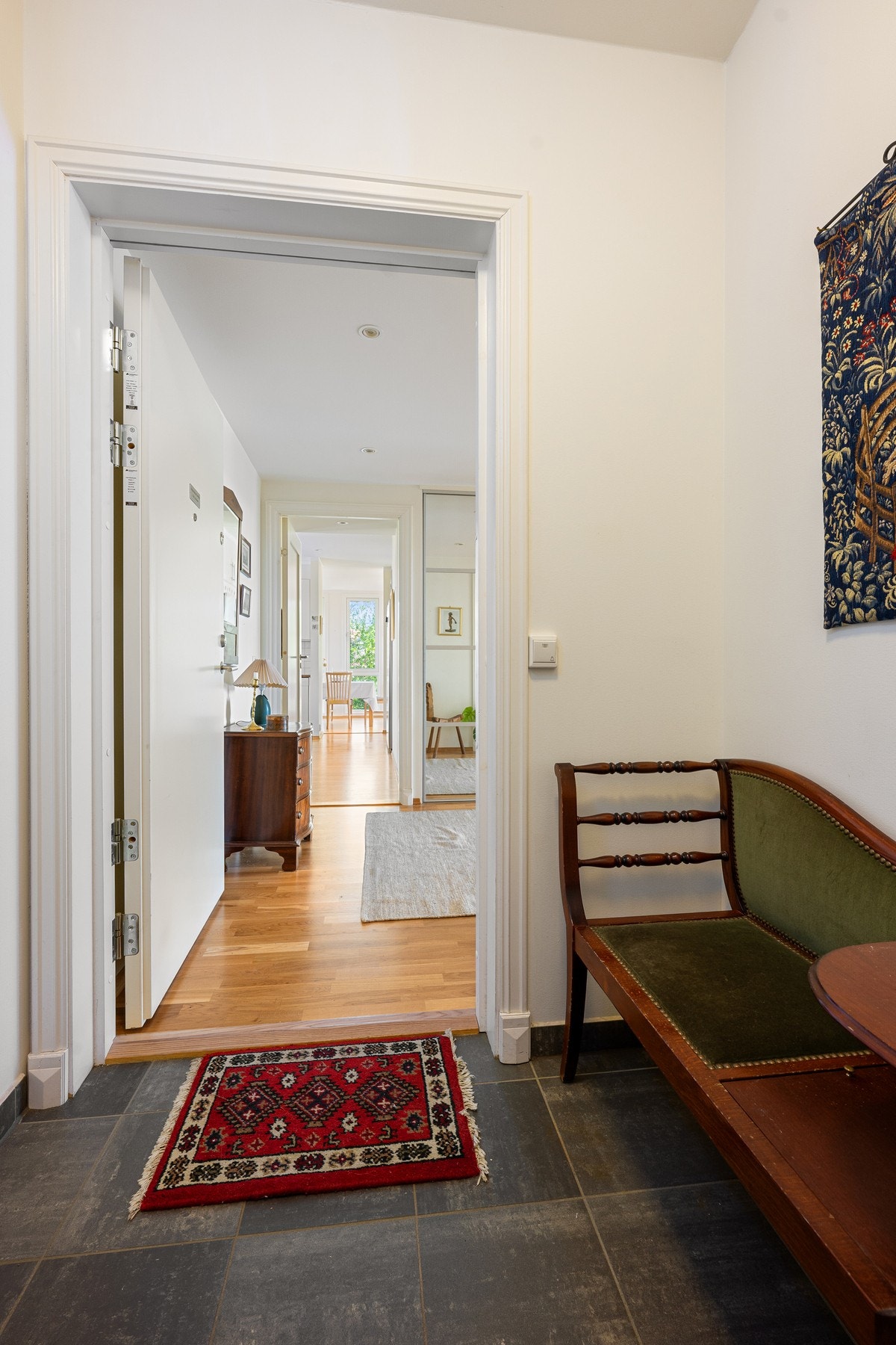 Utenfor leiligheten er det et "vindfang" som er innredet av eier Galleribilde