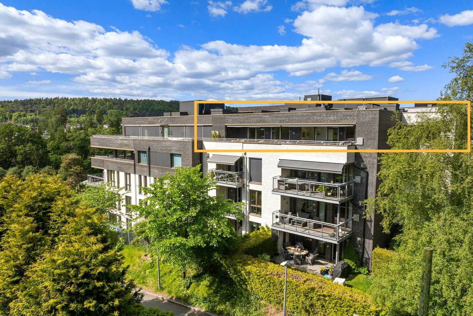 Leiligheten ligger luftig og usjenert øverst på sameiets sørside Galleribilde