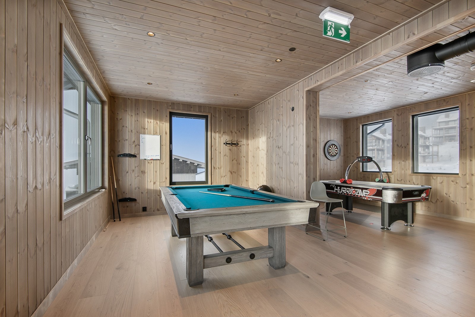 Her er det god plass for sosialt samvær. Innerst i rommet finnes også airhockey og dart Galleribilde
