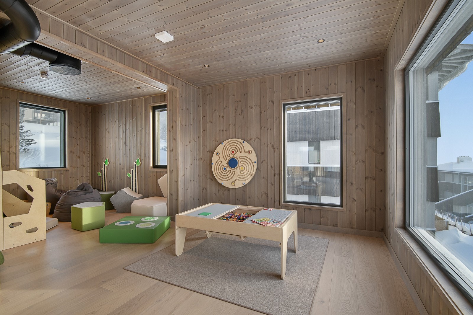 For de minste er det en egen etasje med utstyr og møbler for lek og moro Galleribilde