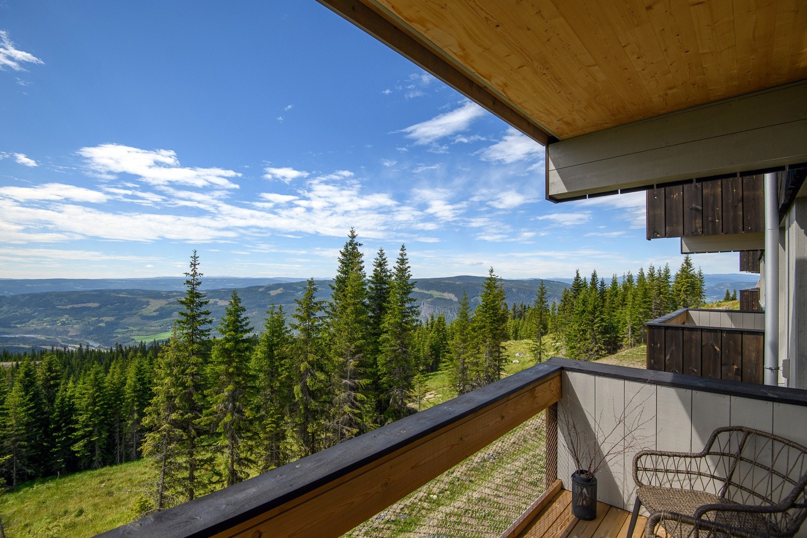På terrassen kan man nyte både gode solforhold og fritt utsyn. Legg merke til Fakkelmannen mot nord/vest Galleribilde