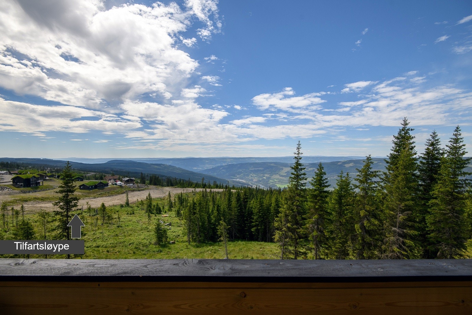 Leilighet i fremste rekke på Hafjell Front med vestvendt terrasse, svært gode solforhold og nydelig utsikt. Galleribilde