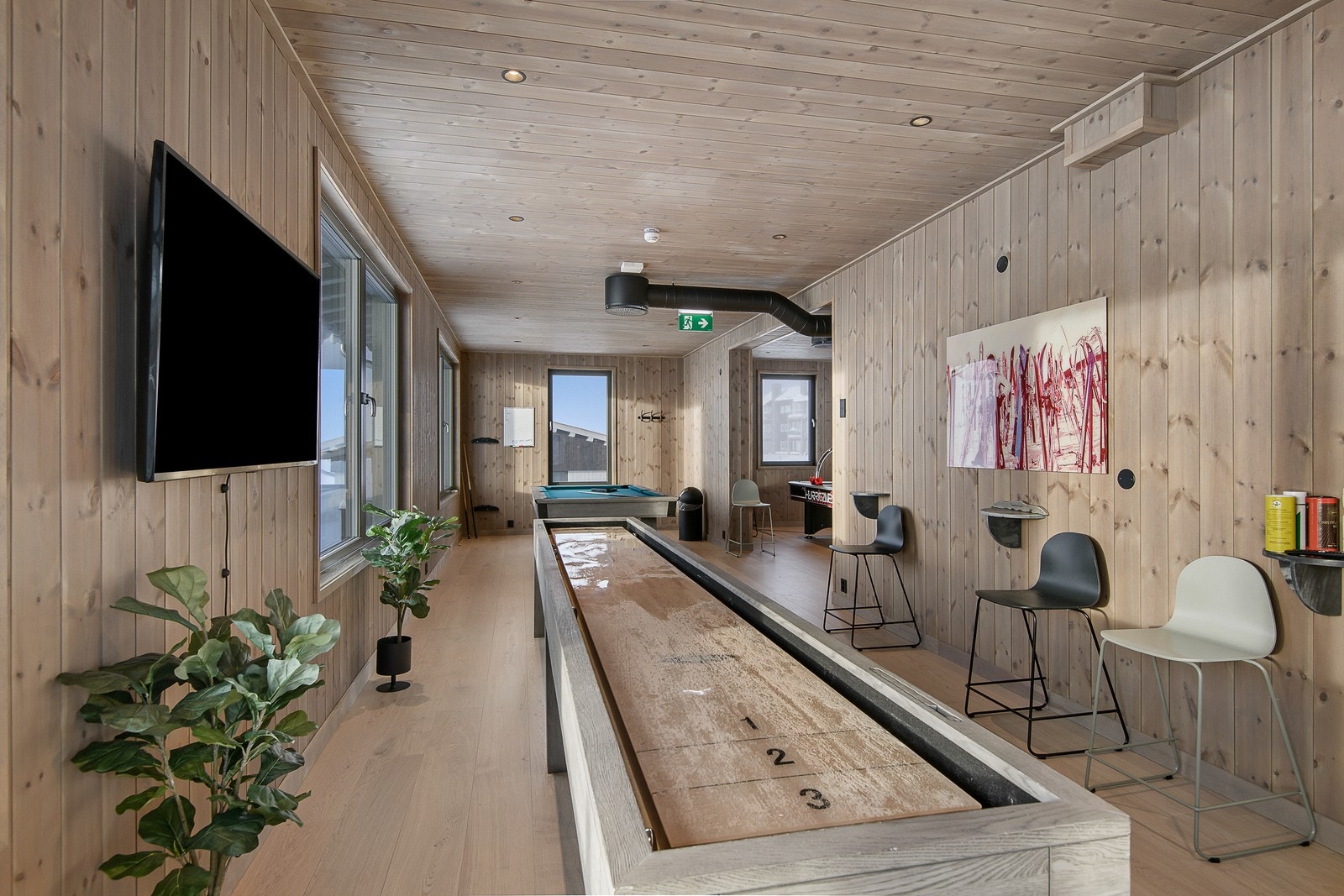 Den ene etasjen er tilegnet ungdom og voksne - her er det satt inn både biljardbord og shuffleboard Galleribilde