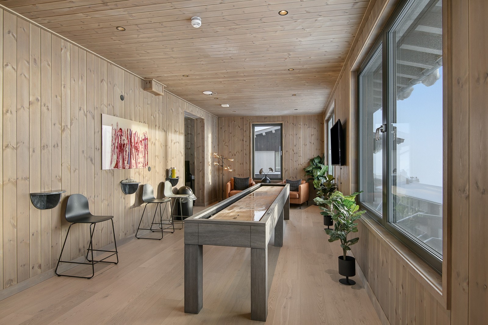 Den ene etasjen er tilegnet ungdom og voksne - her er det satt inn både biljardbord og shuffleboard Galleribilde