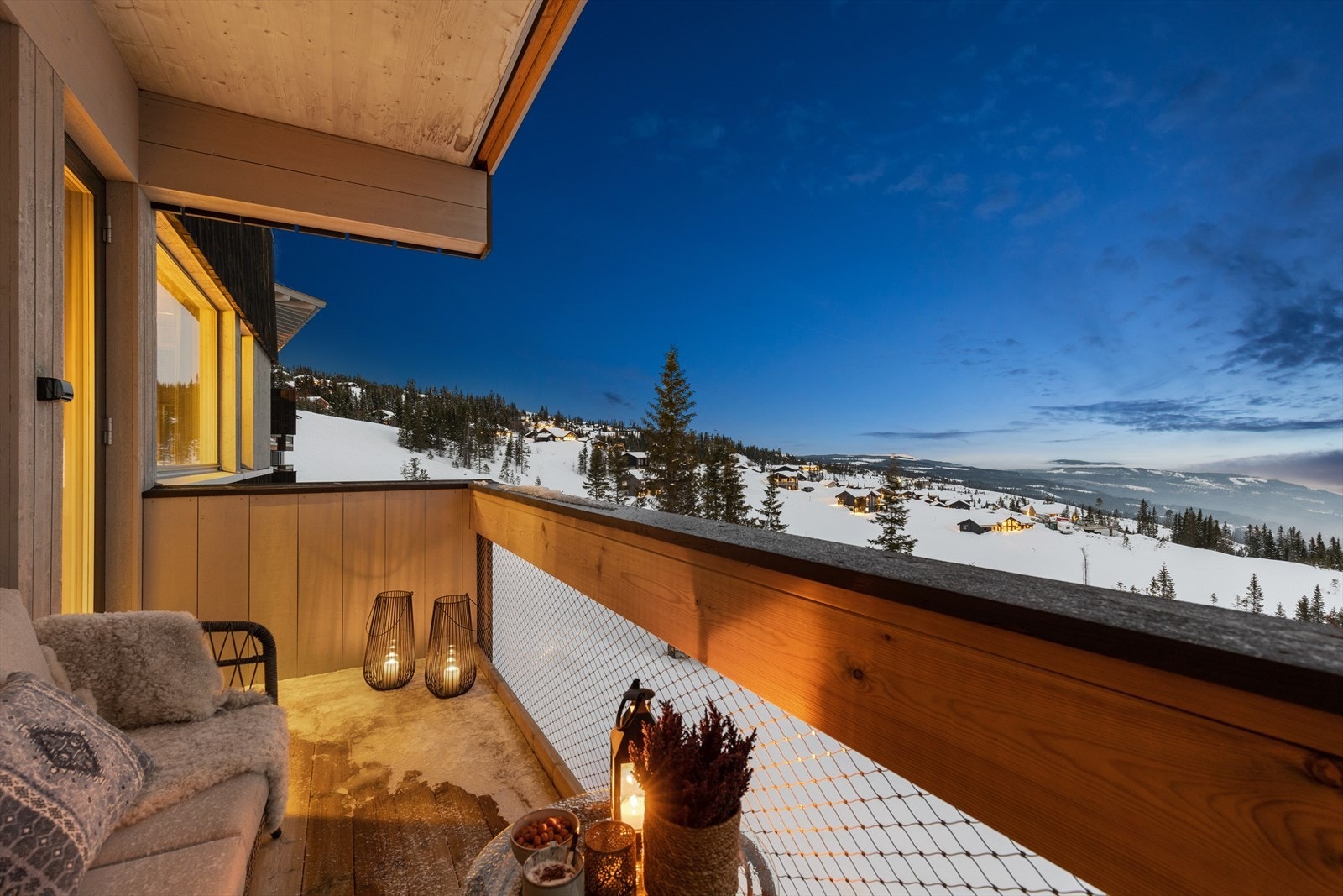Leilighet i fremste rekke på Hafjell Front med vestvendt terrasse, svært gode solforhold og nydelig utsikt Galleribilde