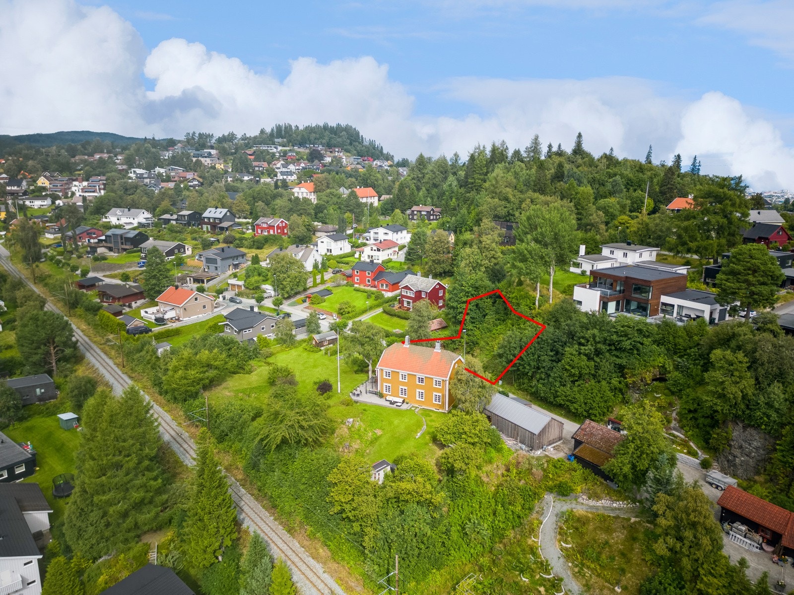 Eiendommen ligger på Ferstad, Byåsen, ca. seks kilometer sørvest for Trondheim sentrum. Galleribilde
