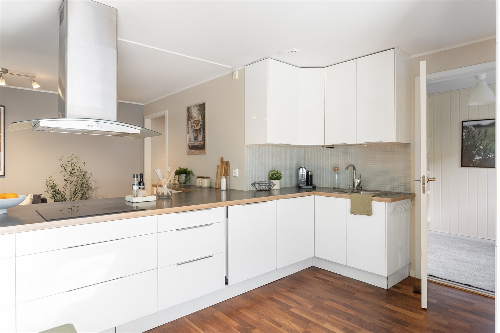 Kjøkkeninnredning med glatte fronter og laminat benkeplate med nedfelt vask. Galleribilde