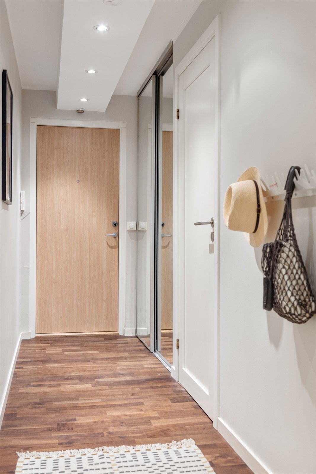 God plass til sko og yttertøy i skyvedørsgarderobe med speildører. Galleribilde