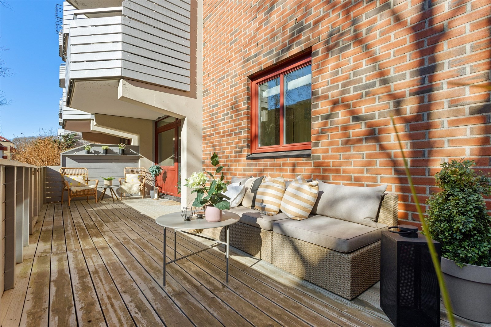 Leiligheten har en sydvendt markterrasse på ca. 22 kvm. Galleribilde