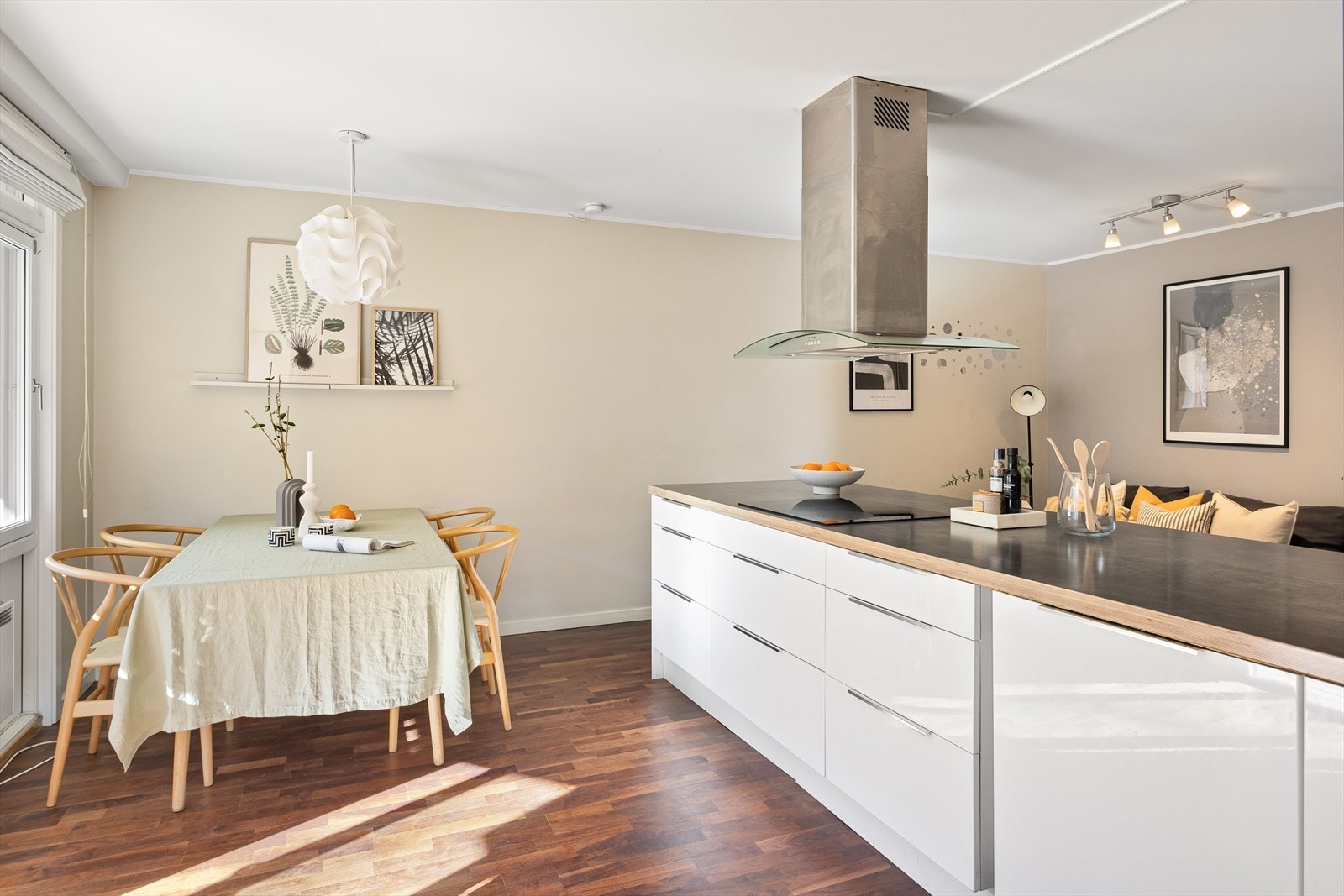 Plass til spisebord ved kjøkkenet. Galleribilde