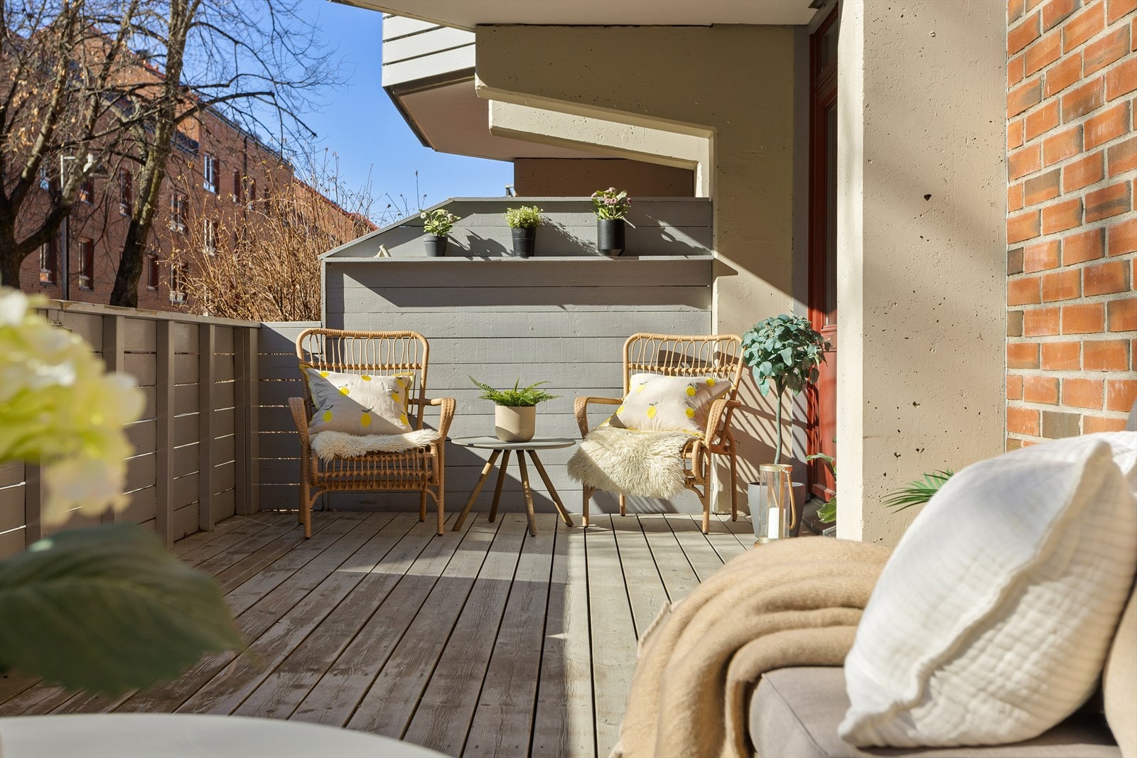 Her er det god plass til utemøblement og grill. Galleribilde