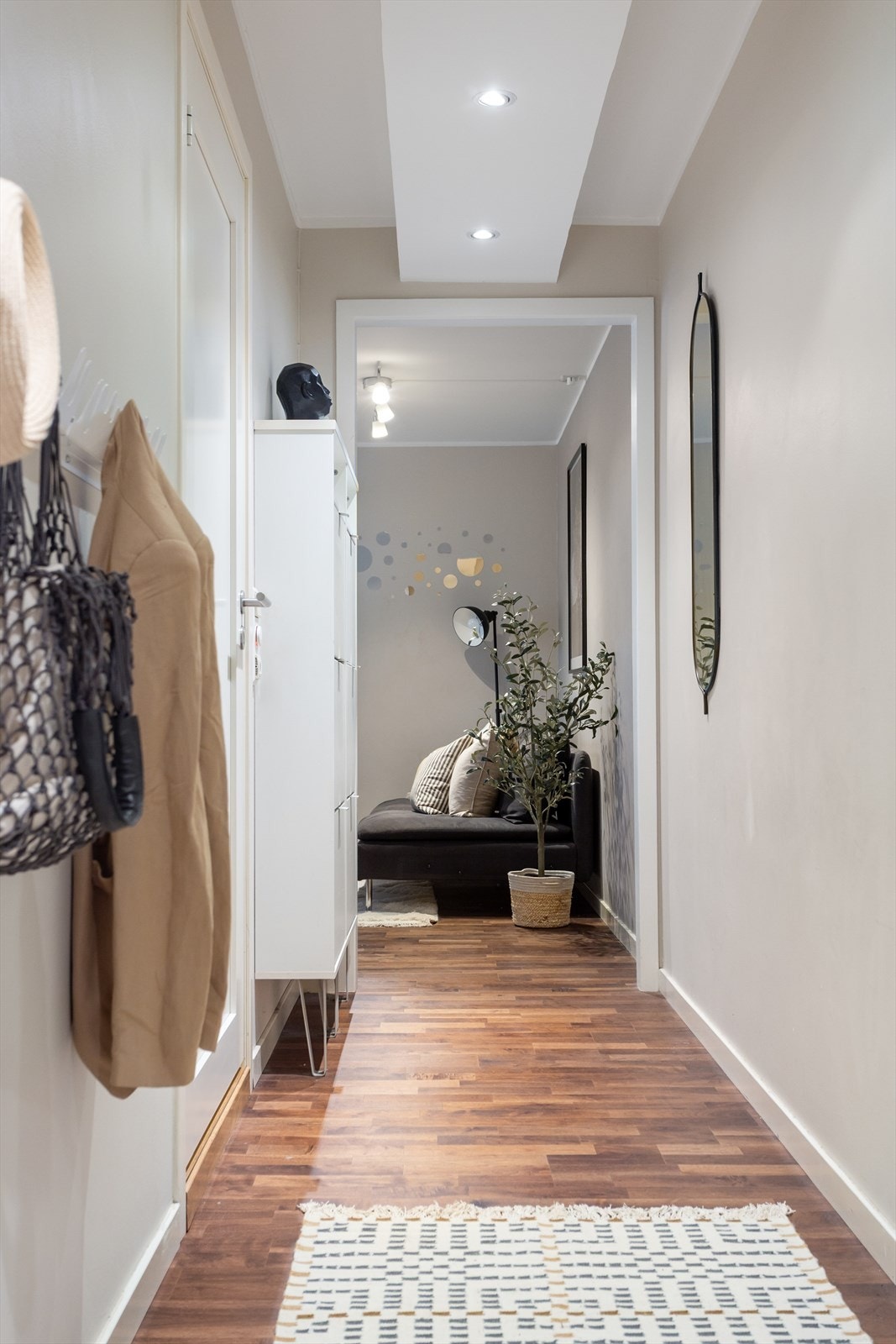 Velkommen inn! En lys og innbydende entré som gir et godt førsteinntrykk av boligen. Galleribilde