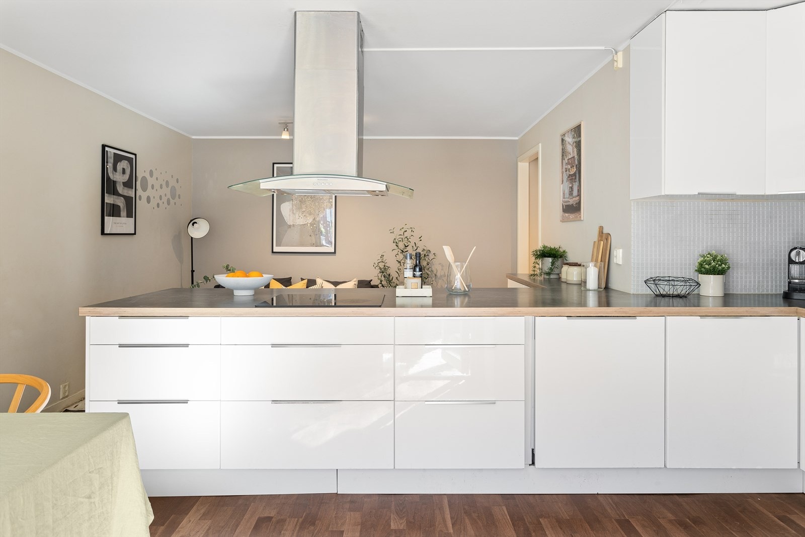 Av hvitevarer er det integrert platetopp, stekeovn, oppvaskmaskin og kjøl/fryseskap. Kullfilterventilator over kokeplass. Galleribilde