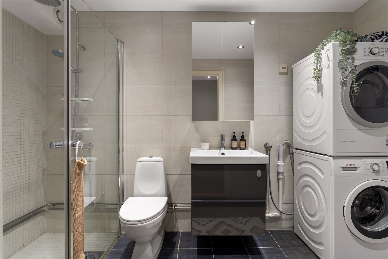 Flislagt baderom pusset opp i 2013 i følge tidligere eier. Galleribilde