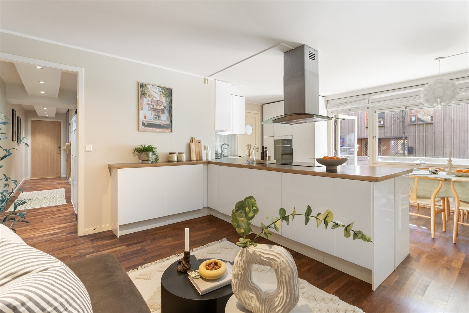 Lys og hyggelig stue med åpen kjøkkenløsning. Galleribilde