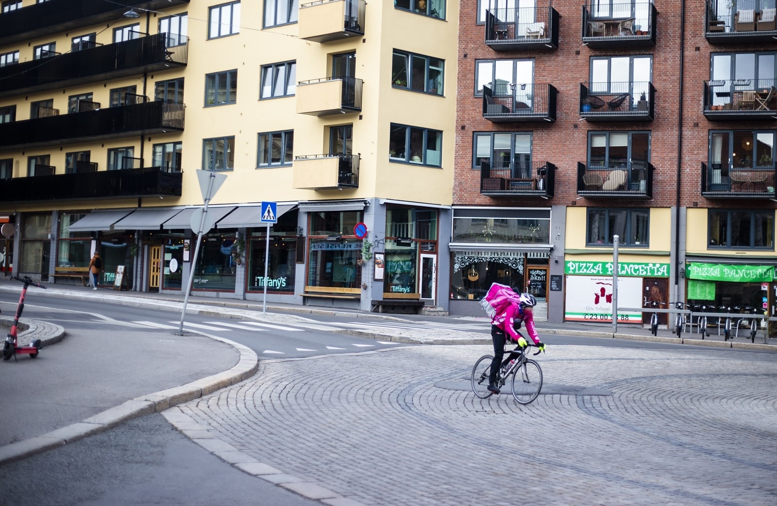 Leiligheten ligger skjermet i rolig gate, med gåavstand til flere restauranter og kaféer. Galleribilde