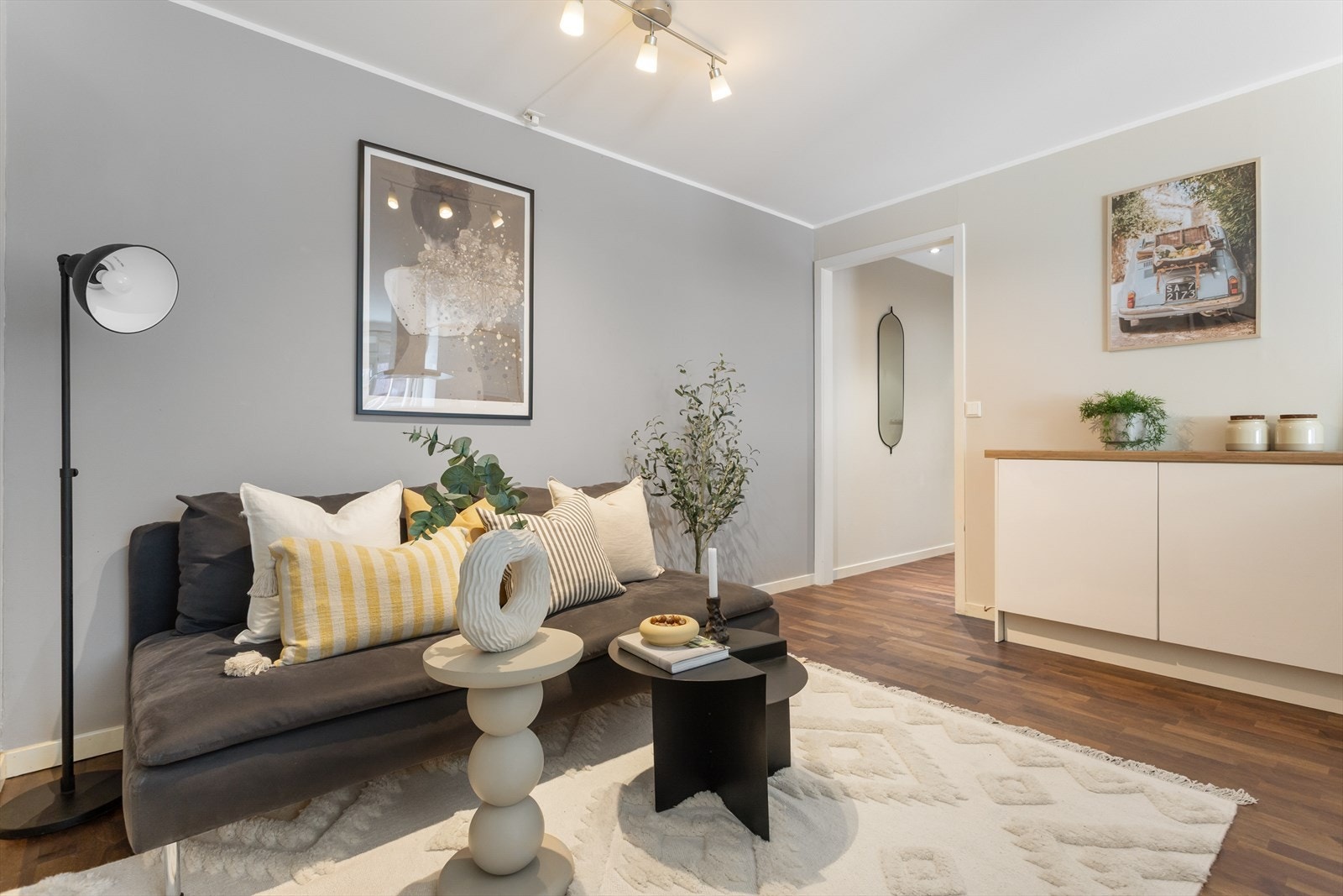 Plass til sofaseksjon med tilhørende møblement. Galleribilde