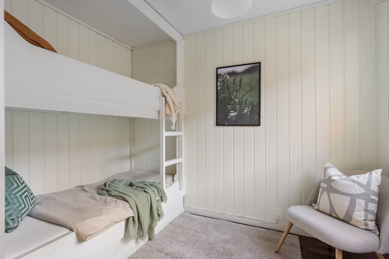 Soverom 2. Det er en plassbygd køyeseng på soverommet. Galleribilde