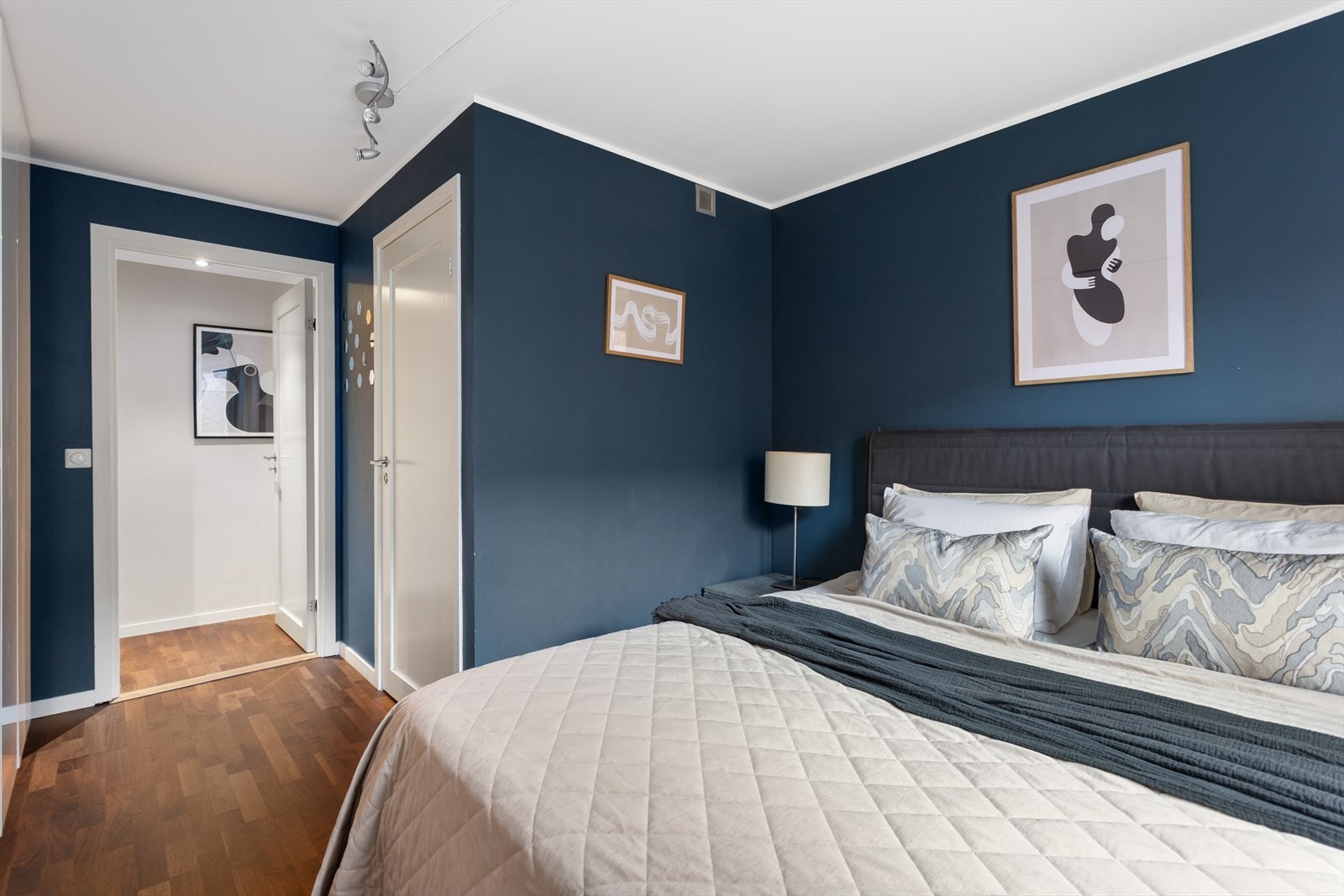 God plass til dobbeltseng med tilhørende nattbord. Dør inn til praktisk bod. Galleribilde