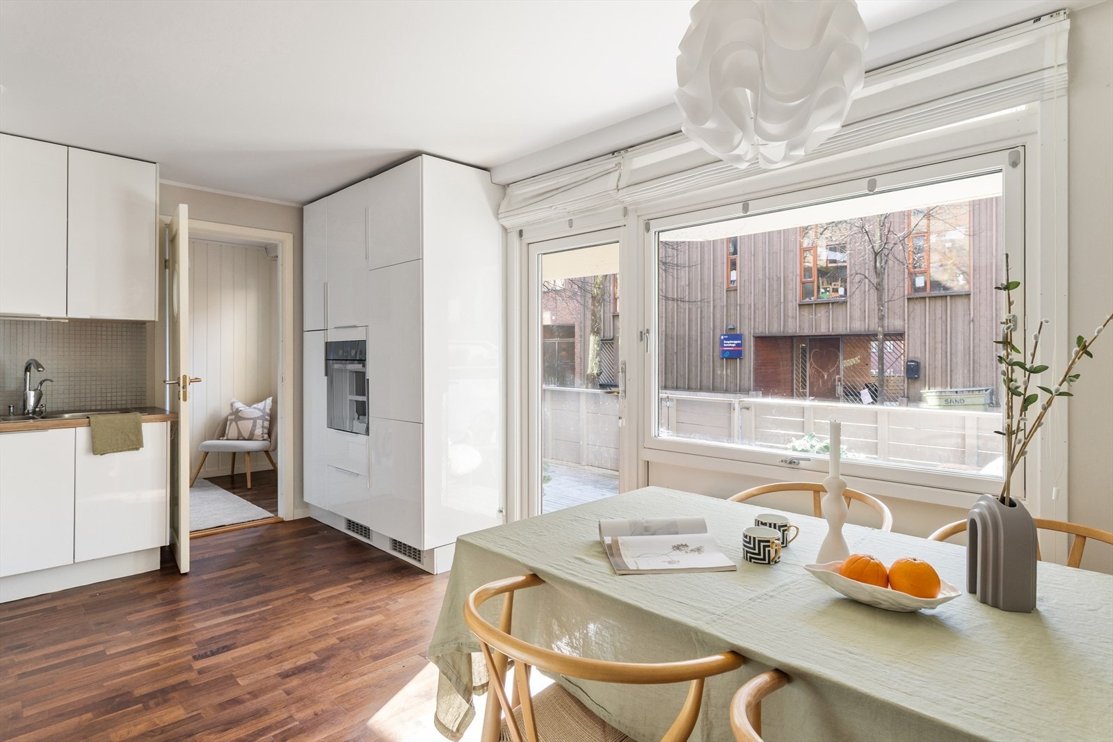 Store vindusflater som gir rikelig med luft og lys. Galleribilde