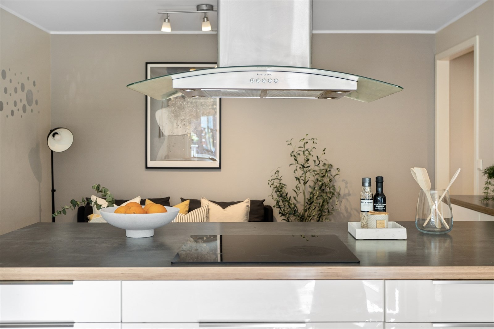 Kjøkkenet fungerer som et naturlig skille mellom stue og spisestue. Galleribilde