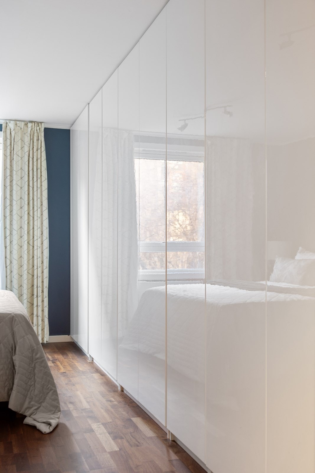 Masse oppbevaringsplass i garderobeløsning. Galleribilde