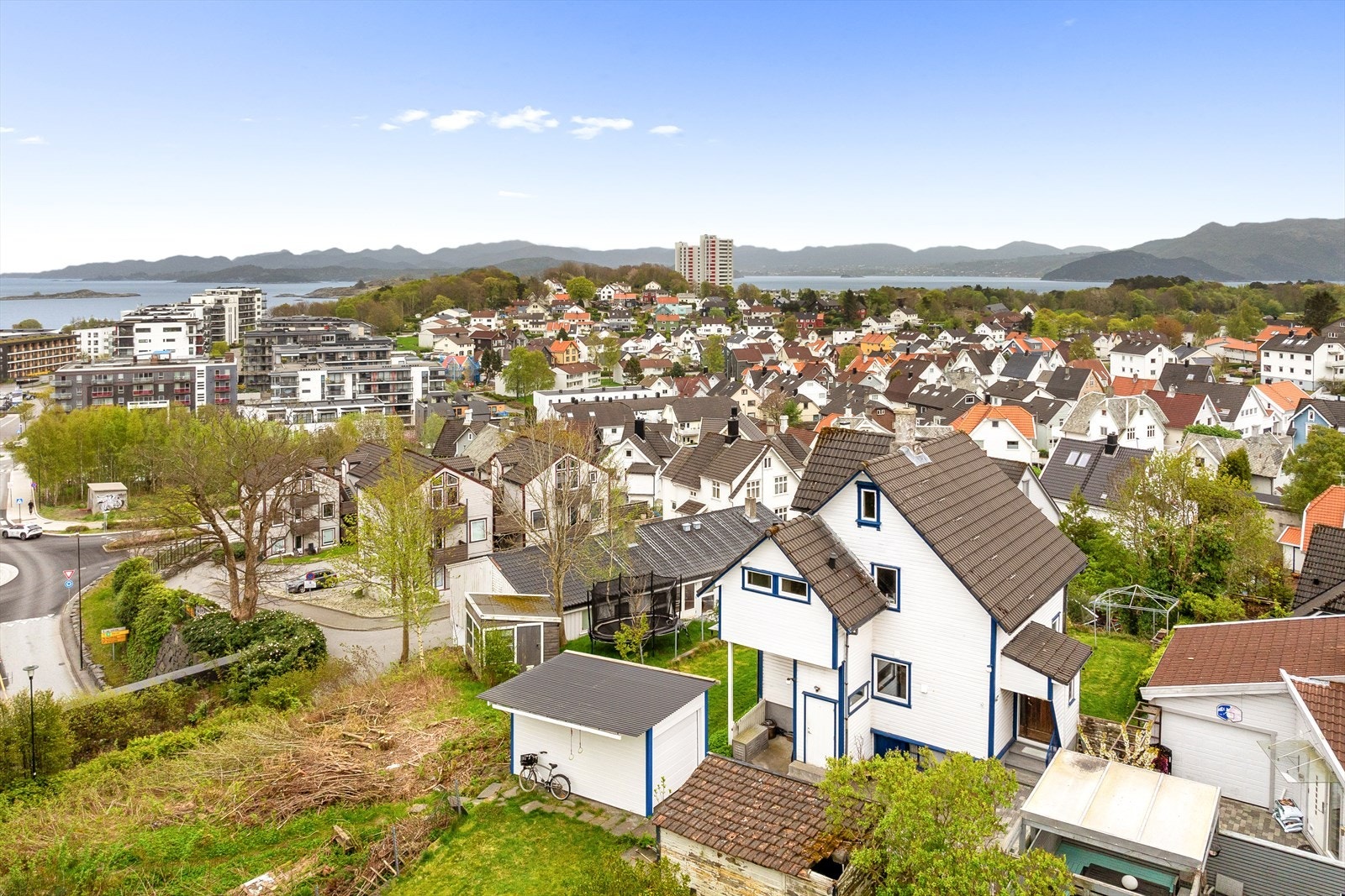 Området består i stor grad av eneboliger og tomannsboliger. Umiddelbar nærhet til skole og barnehager. Galleribilde