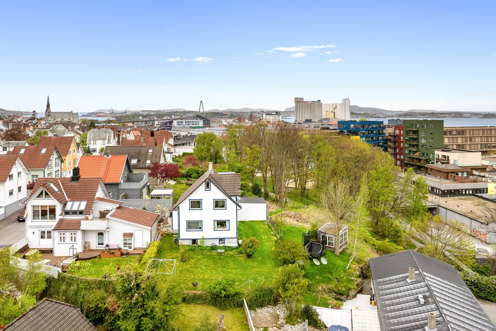 Sørvendt hage med gode solforhold. Galleribilde