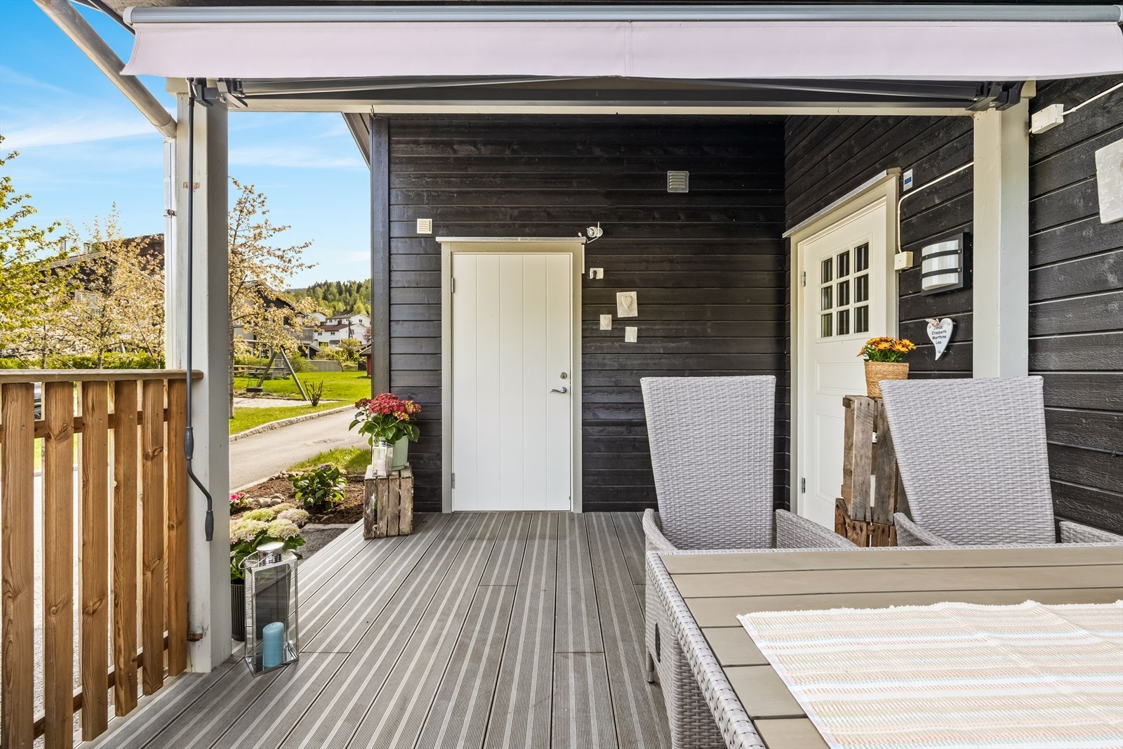 Det er terrasse ved inngangsparti på ca. 14 m² med markise. Galleribilde