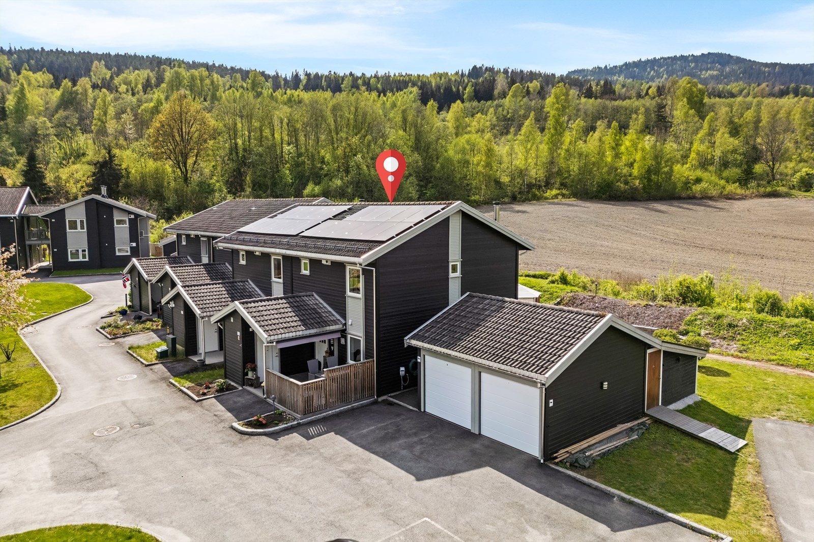 Garasjeplassen er den til høyre i dobbeltgarasjen. Galleribilde