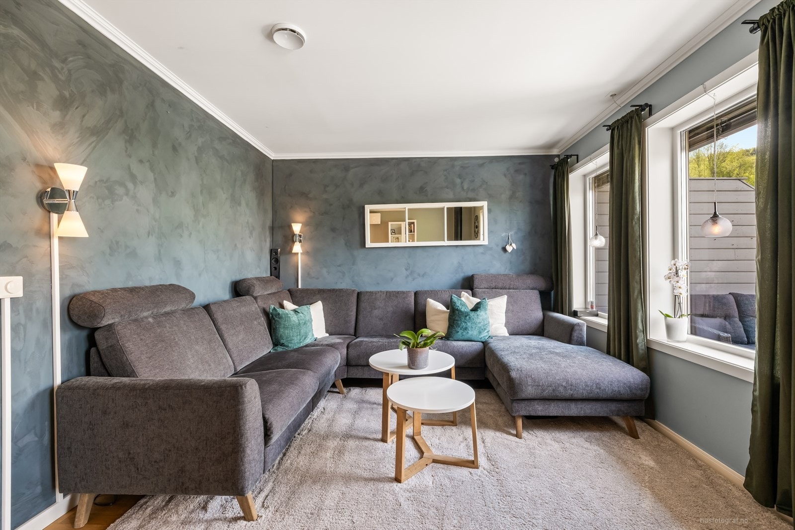 Stue med flere soner for god møblering. Galleribilde