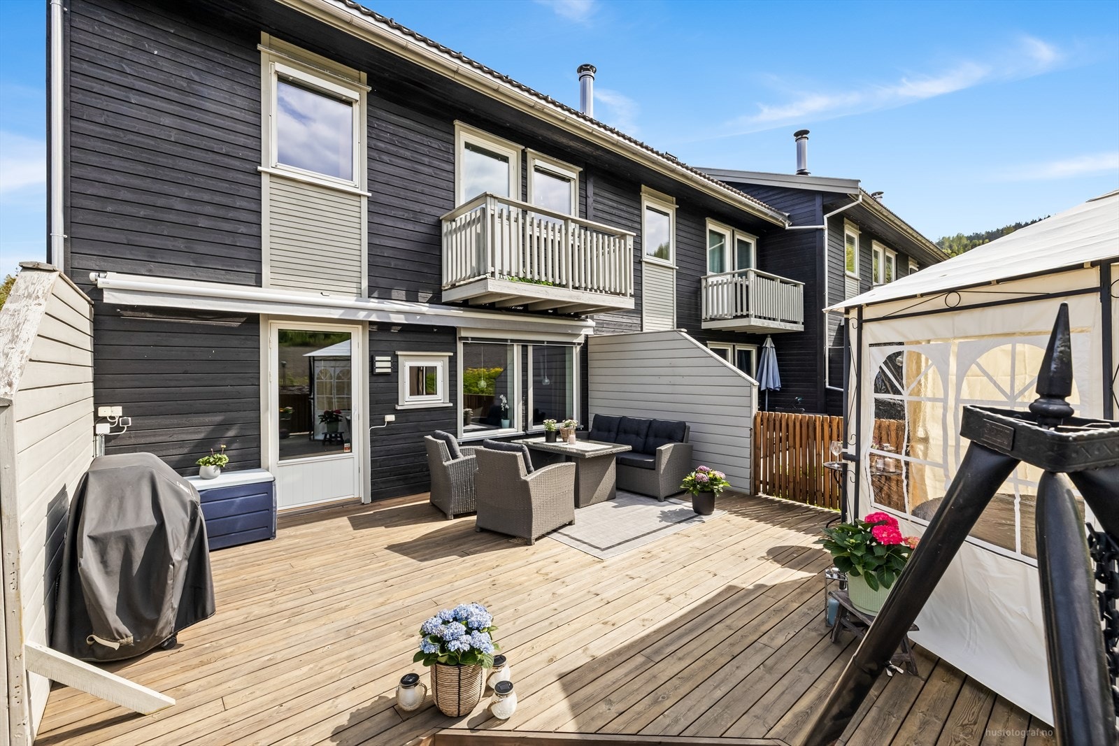 Sør/vestvendt terrasse på ca. 38 m² med gode solforhold. Motorisert markise over deler av terrassen. Galleribilde