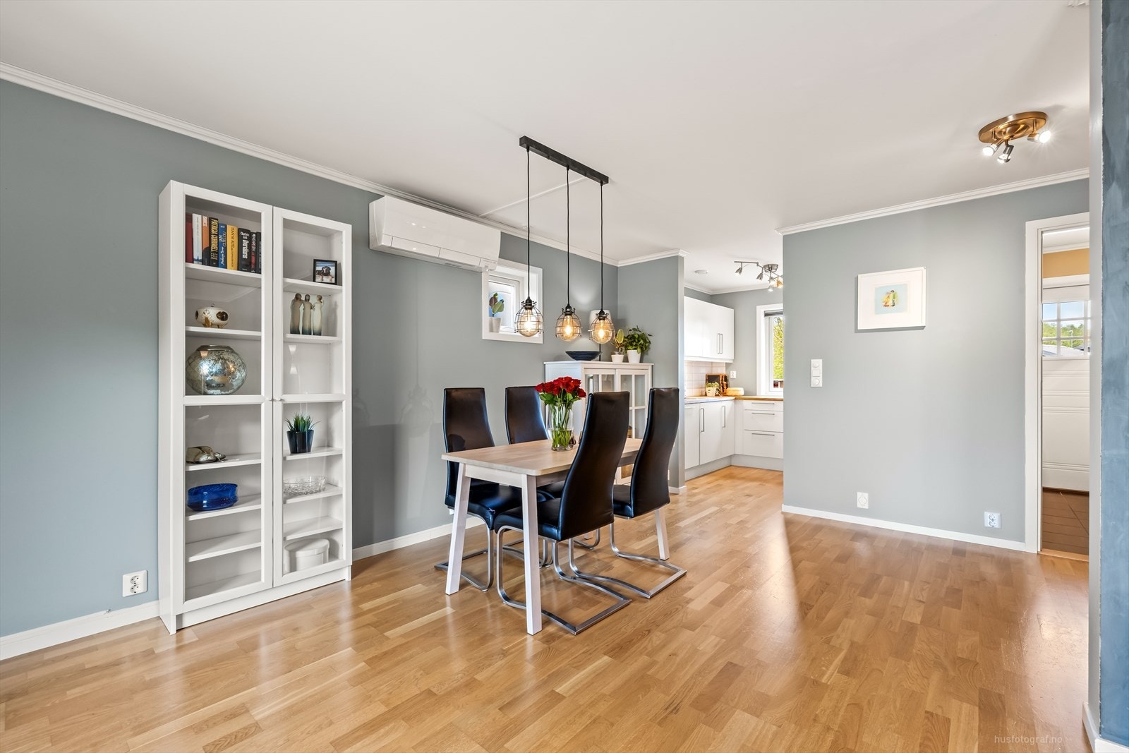 Spisestue mot kjøkken. Det er montert varmepumpe på vegg. Galleribilde