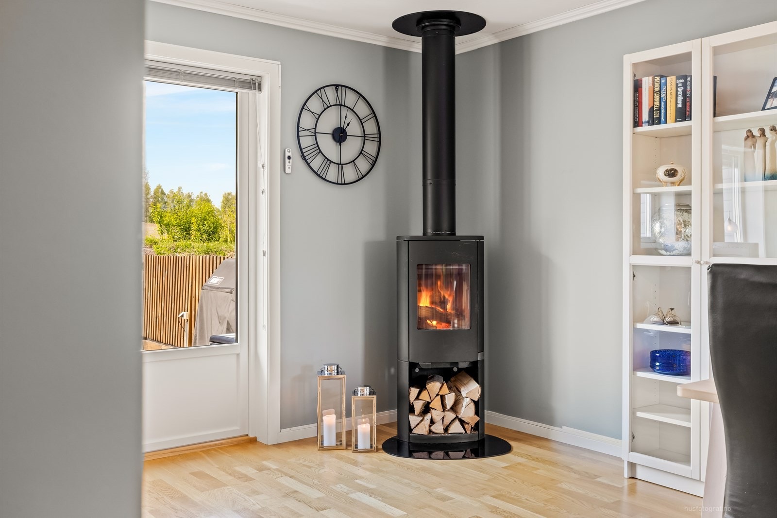 Stue med peisovn og utgang til terrasse. Galleribilde