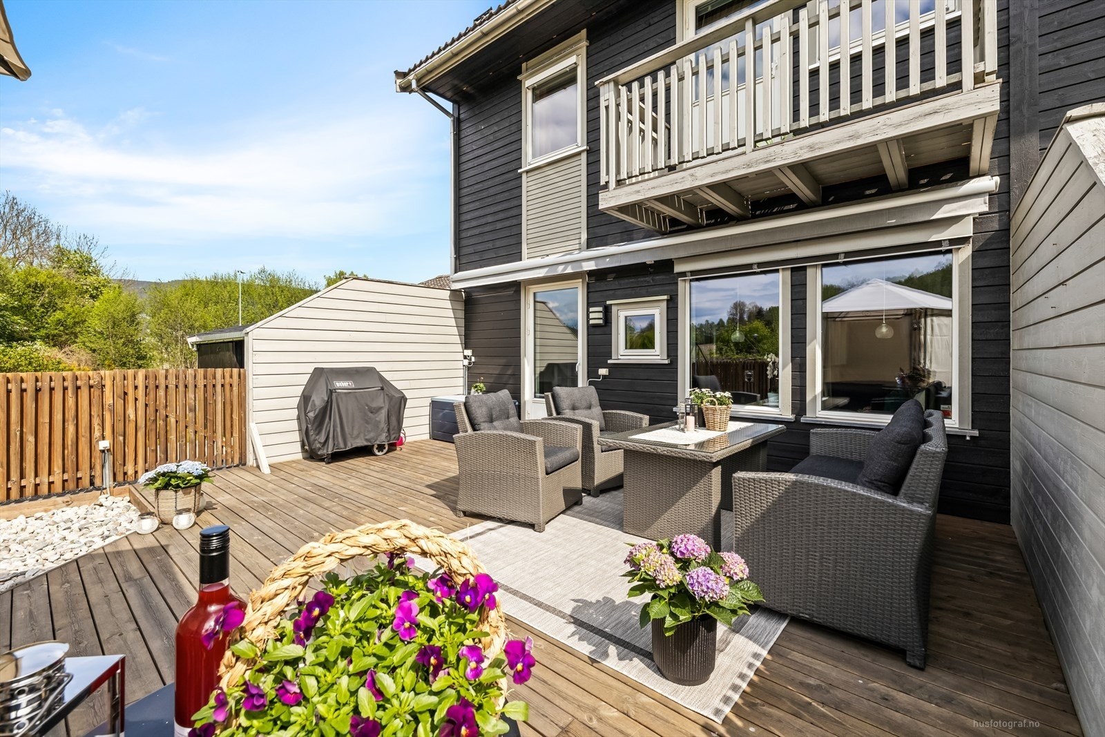 Sør/vestvendt terrasse på ca. 38 m² med gode solforhold. Det er innebygget lyslenke i rekkverk på terrasse. Galleribilde