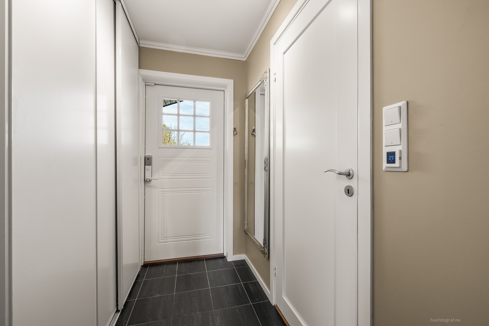 Entré med varmekabler i gulv og skyvedørsgarderobe. Galleribilde