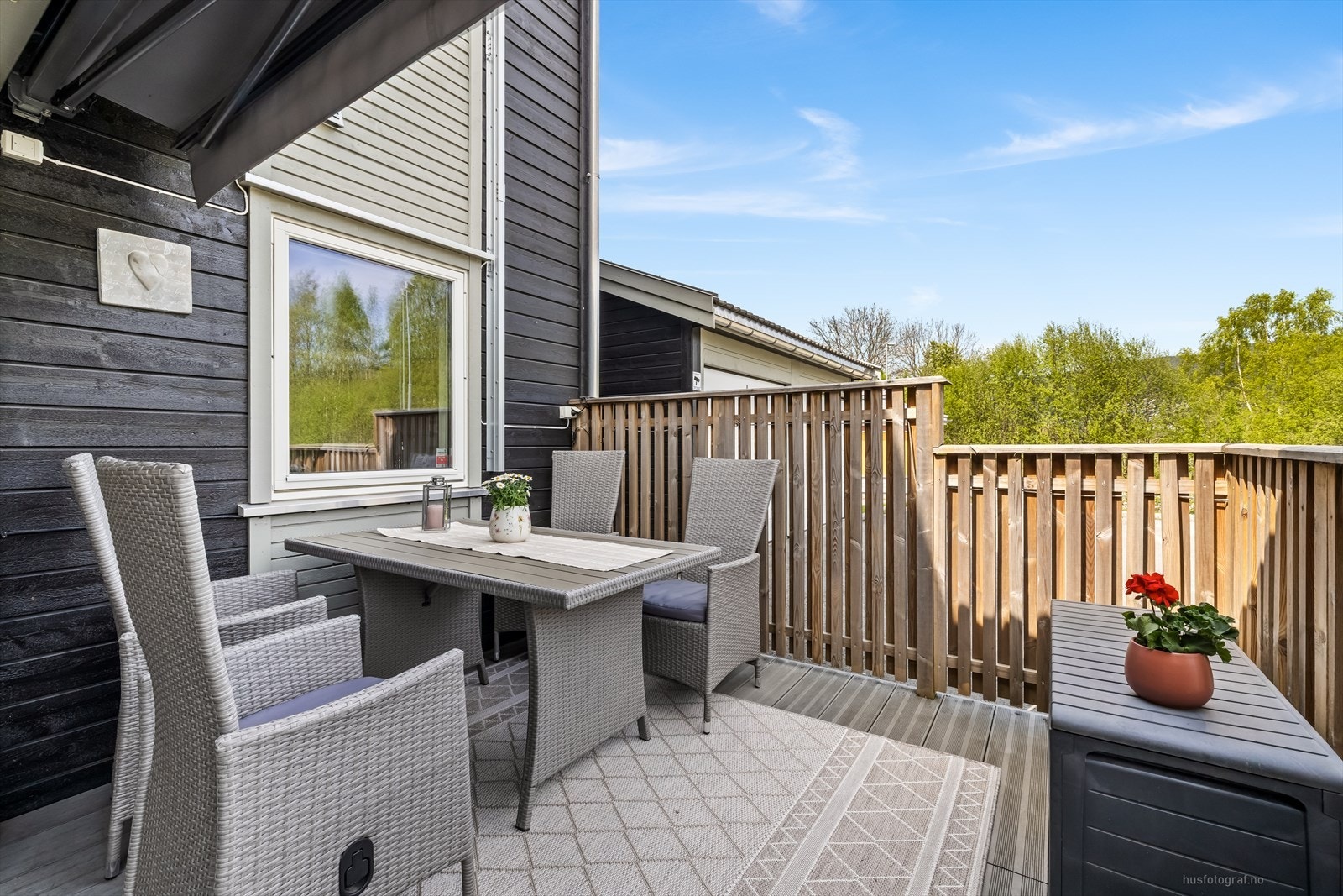 Det er terrasse ved inngangsparti på ca. 14 m². Det er innebygget lyslenke i rekkverk på terrasse. Galleribilde