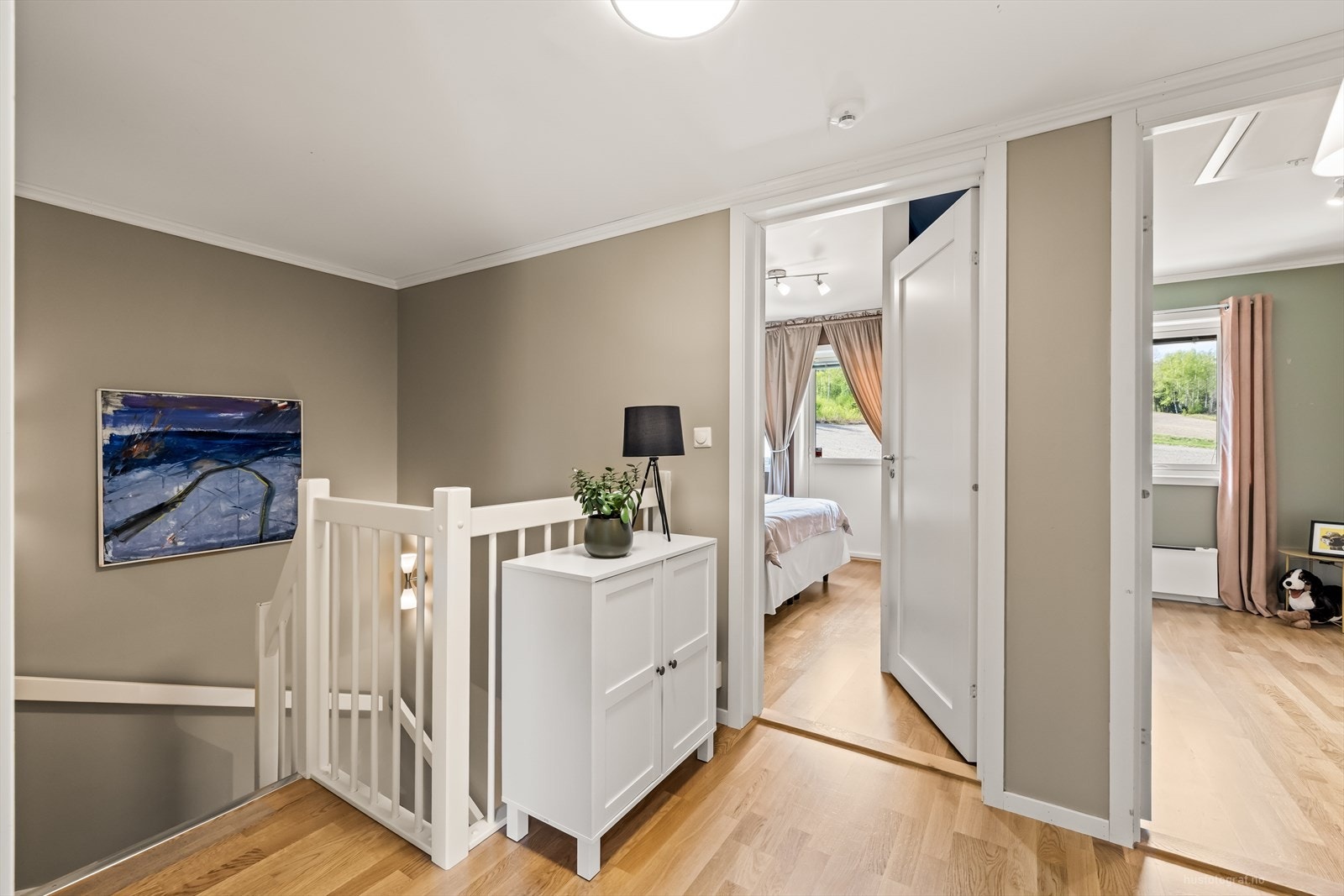 2. etasje inneholdende 3 soverom, bad og bod. Galleribilde