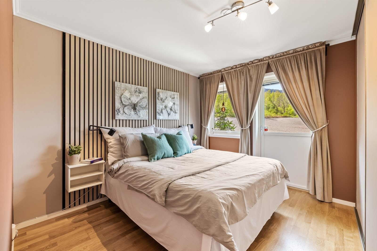 Hovedsoverom har utgang til balkong på 2,5 m². Denne er sør/vestvendt med gode solforhold. Galleribilde