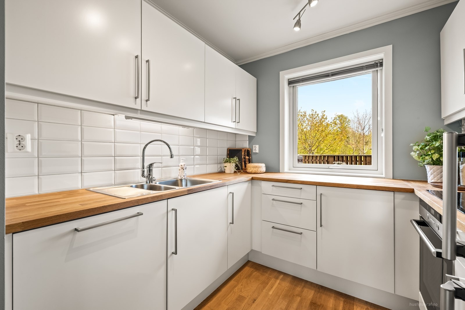 Heltre benkeplate. Integrert komfyr, induksjonstopp og oppvaskmaskin. Galleribilde