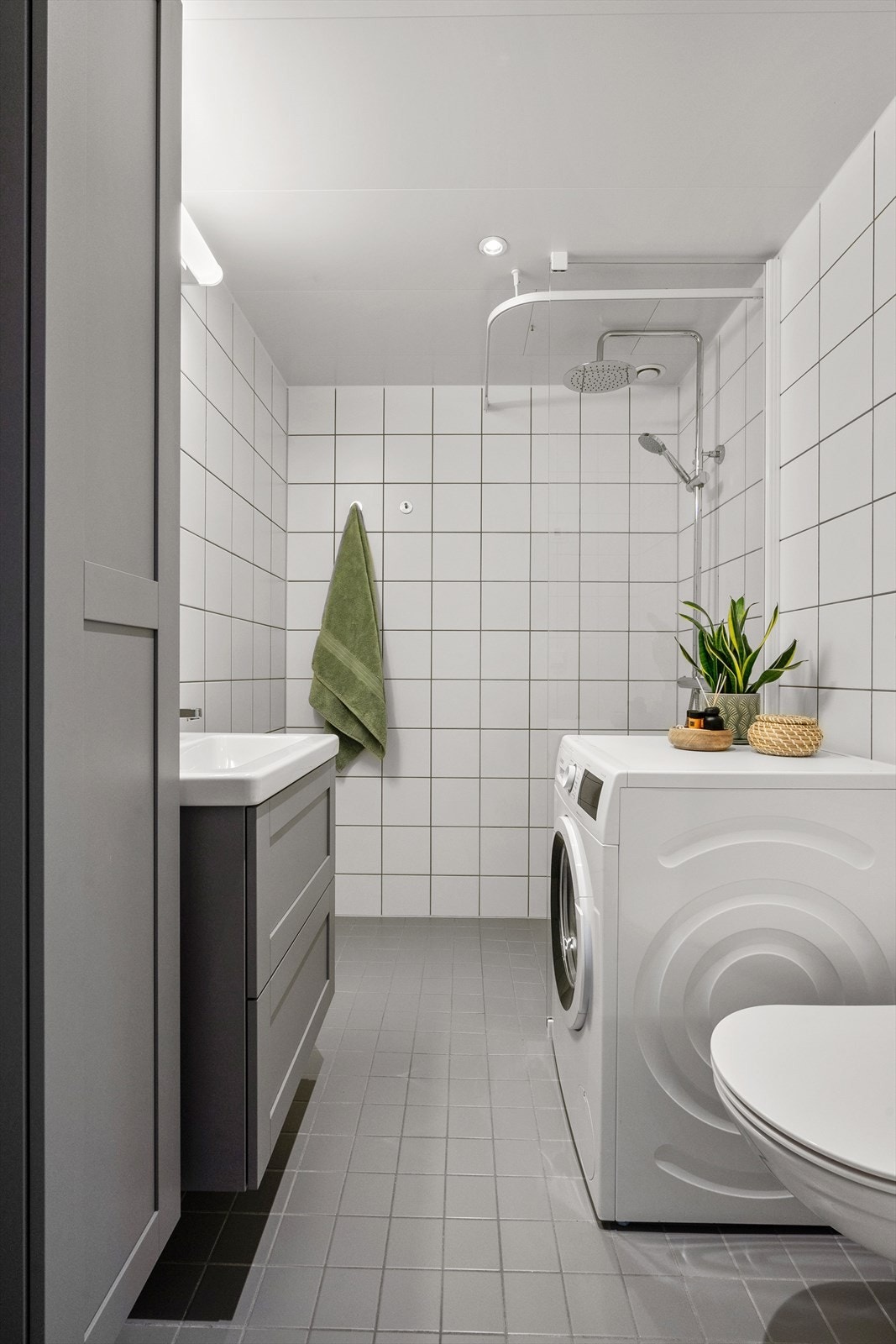 Pent bad fra byggeår ,ed innredning med profilerte fronter, heldekkende servant, ett- greps blandebatteri. Galleribilde