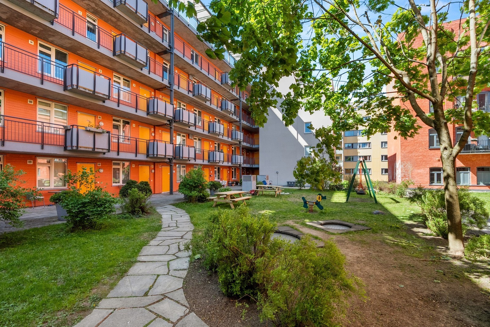 Flott skjermet og lukket bakgård. Galleribilde