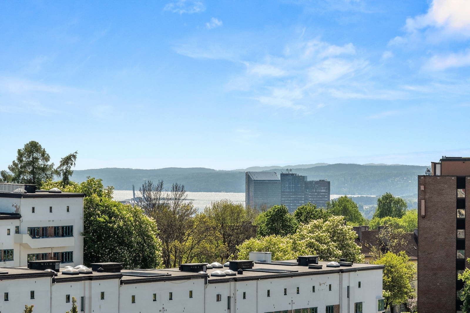 Fjordgløtt fra felles takterrasse. Galleribilde