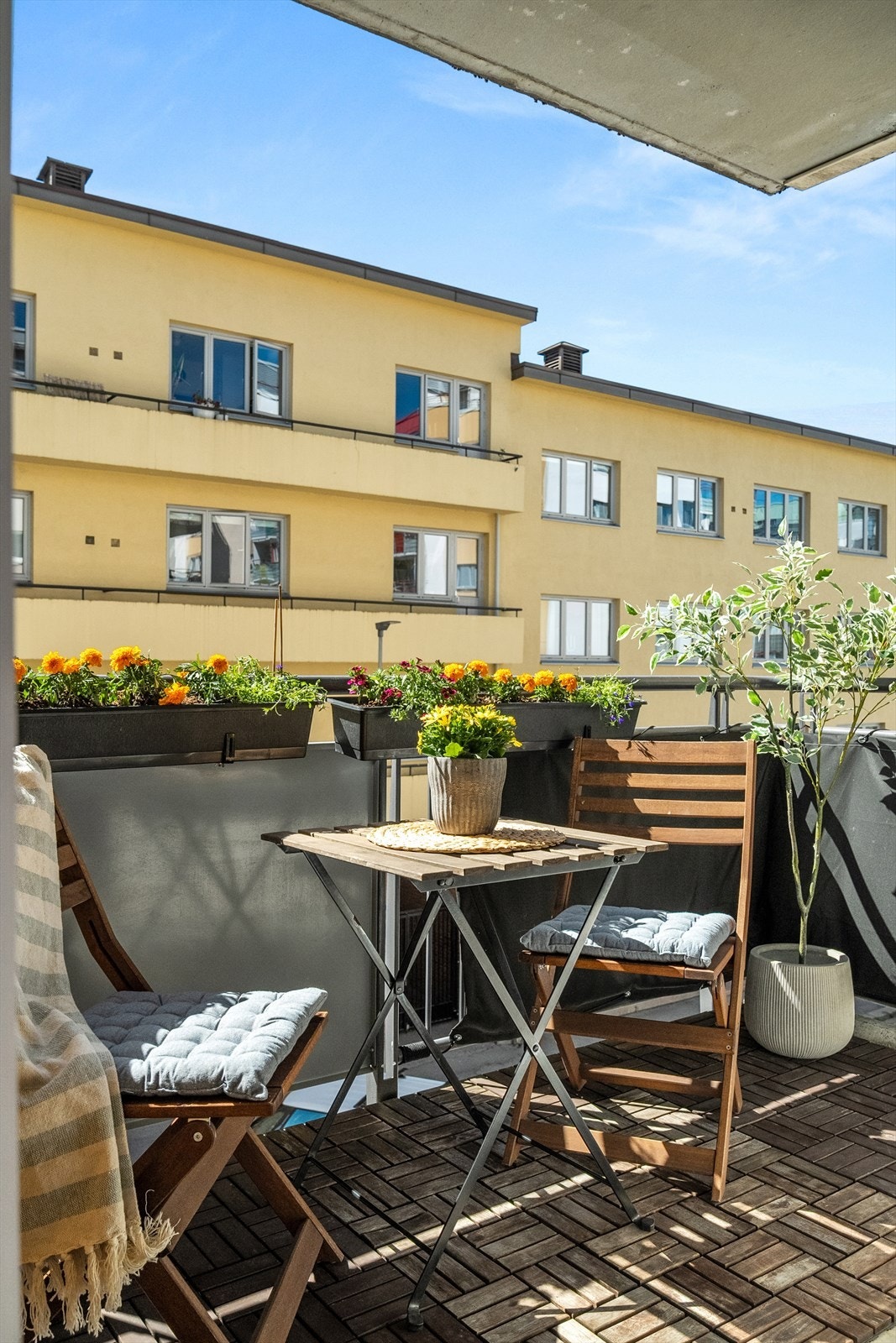 Balkongen ligger høyt og fritt i skjermede omgivelser. Leiligheten har adkomst fra 2.etg, men med 3 etasjer opp fra bakkeplan på forsiden. Galleribilde