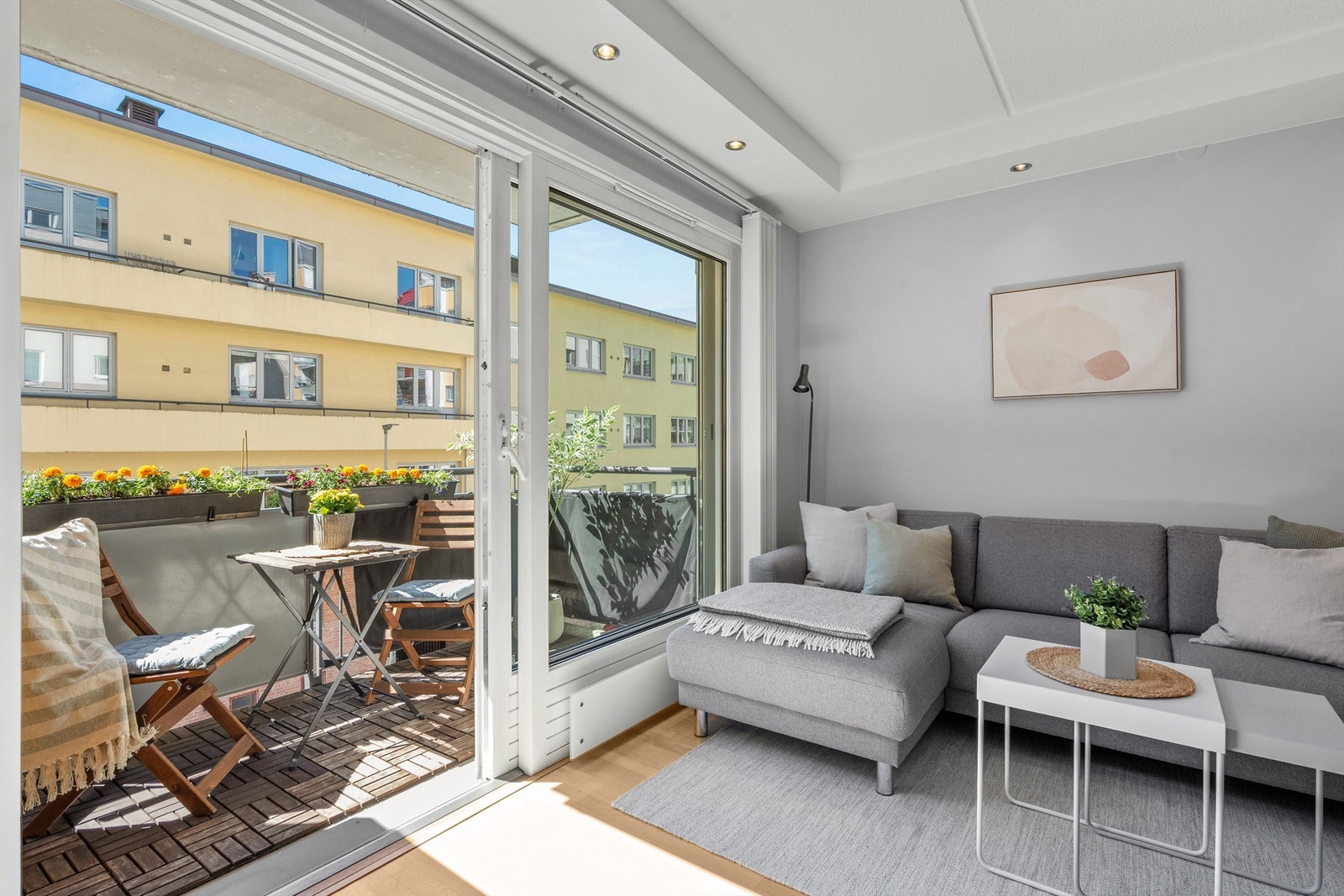 Store vindusflater fra skyvedør, som gir rikelig med lys inn i leiligheten. Galleribilde