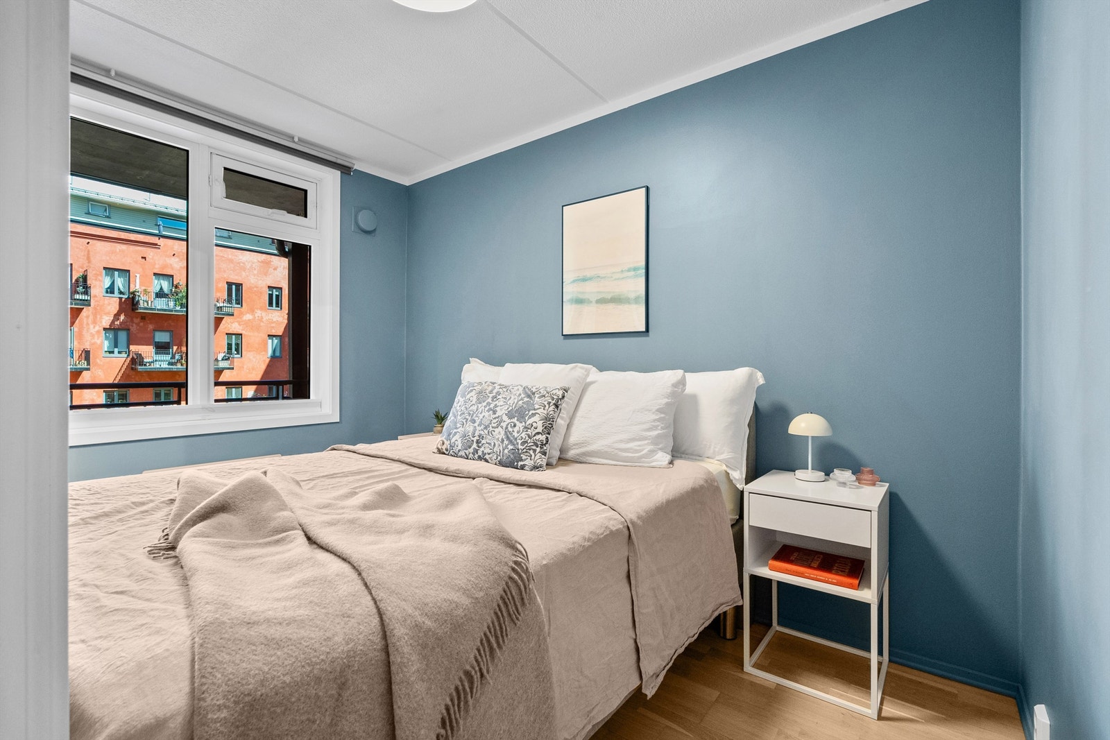 Leilighetens soverom er av god størrelse og har inngang fra to sider. Galleribilde