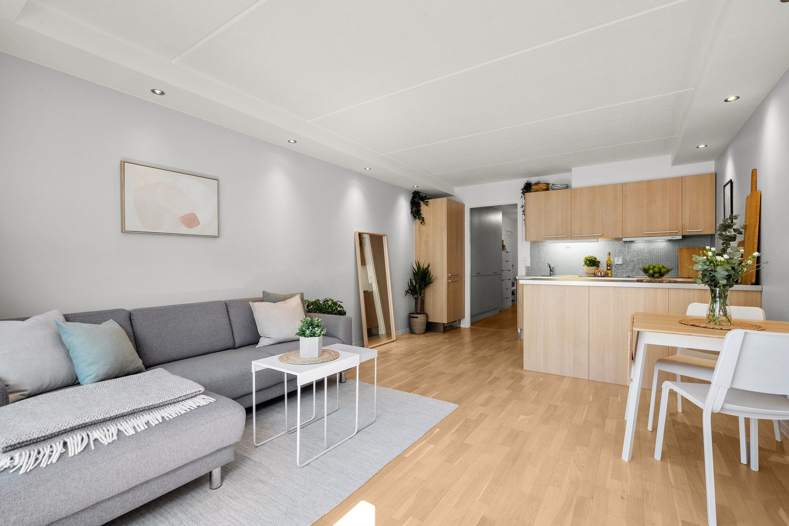 Leiligheten er i nyere tid påkostet med slipt og lakket gulv, samt malte vegger og tak. Galleribilde